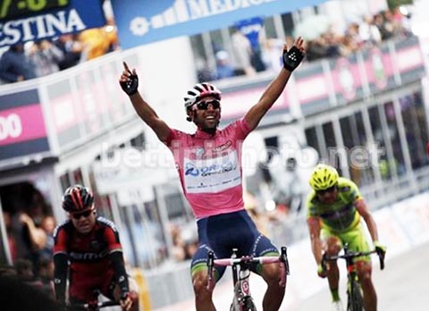 La maglia rosa di Michael Matthew nella maschera di fango, al termine della 4a tappa 97° Giro d'Italia, Giovinazzo/Bari di 121 km © Photo Francesca Lugeri per Bikeneews.it